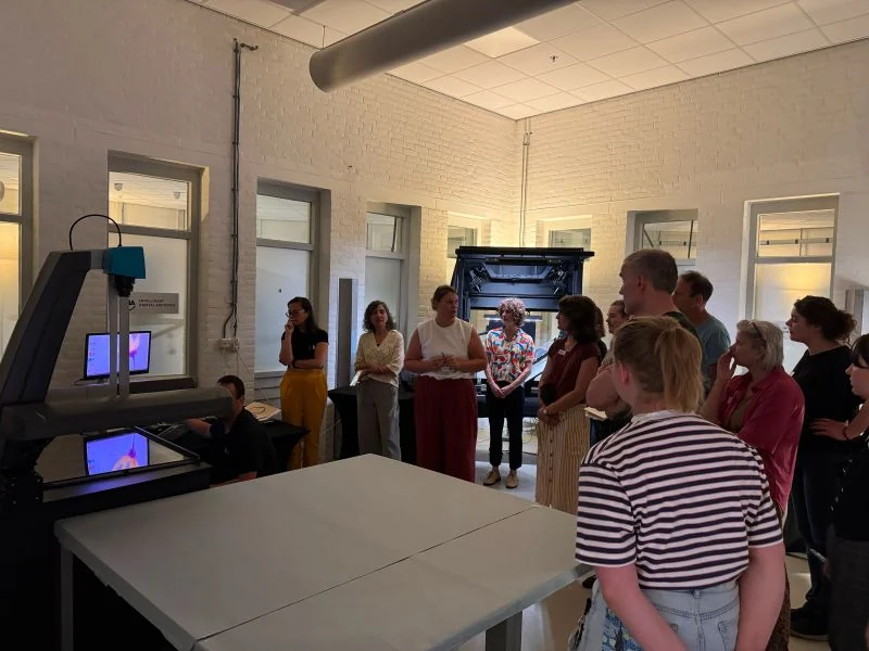 Werkgroep Boek, Papier en Fotografisch Materiaal op bezoek in het restauratieatelier van 2dA