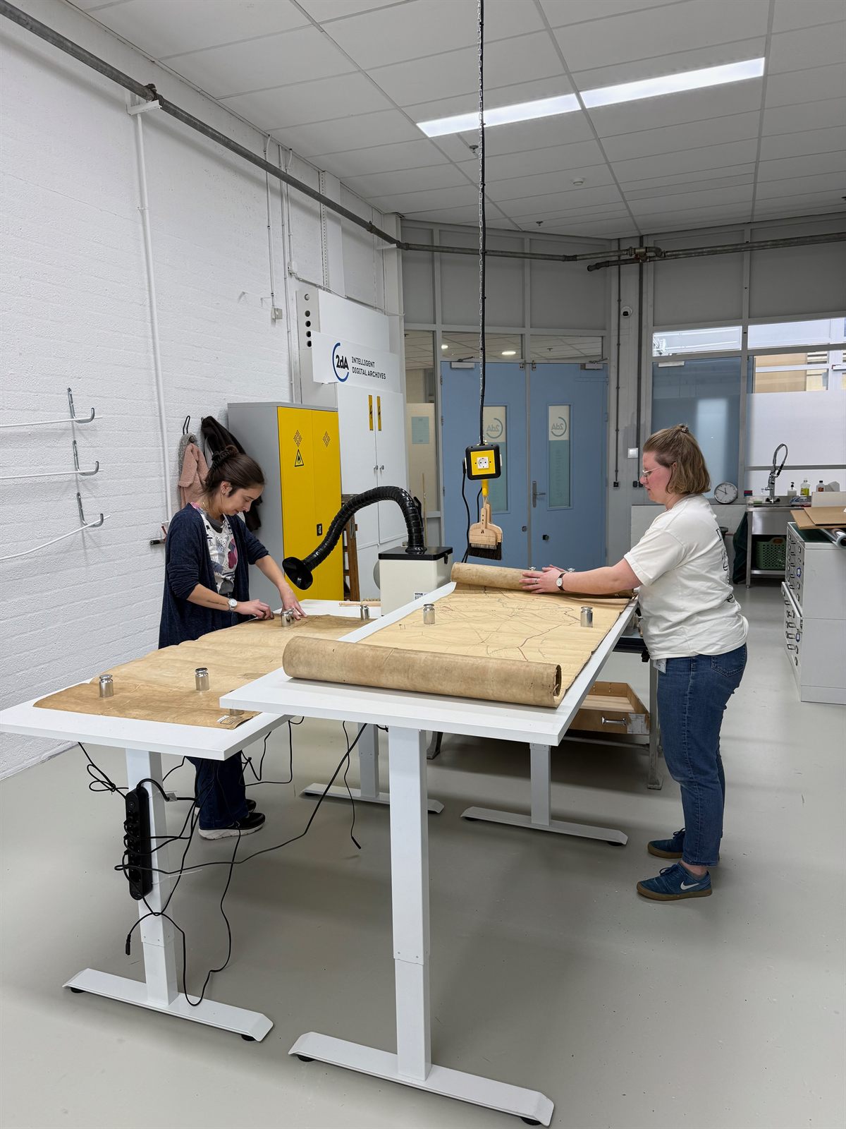 Detailopname van restauratiewerk aan fragiel documentmateriaal