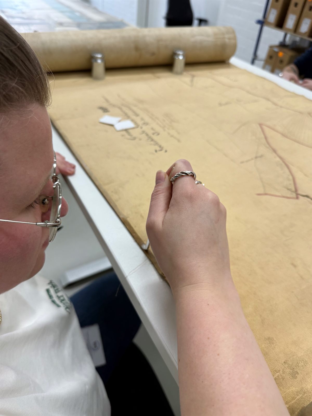 Fragiel document tijdens restauratievoorbereiding