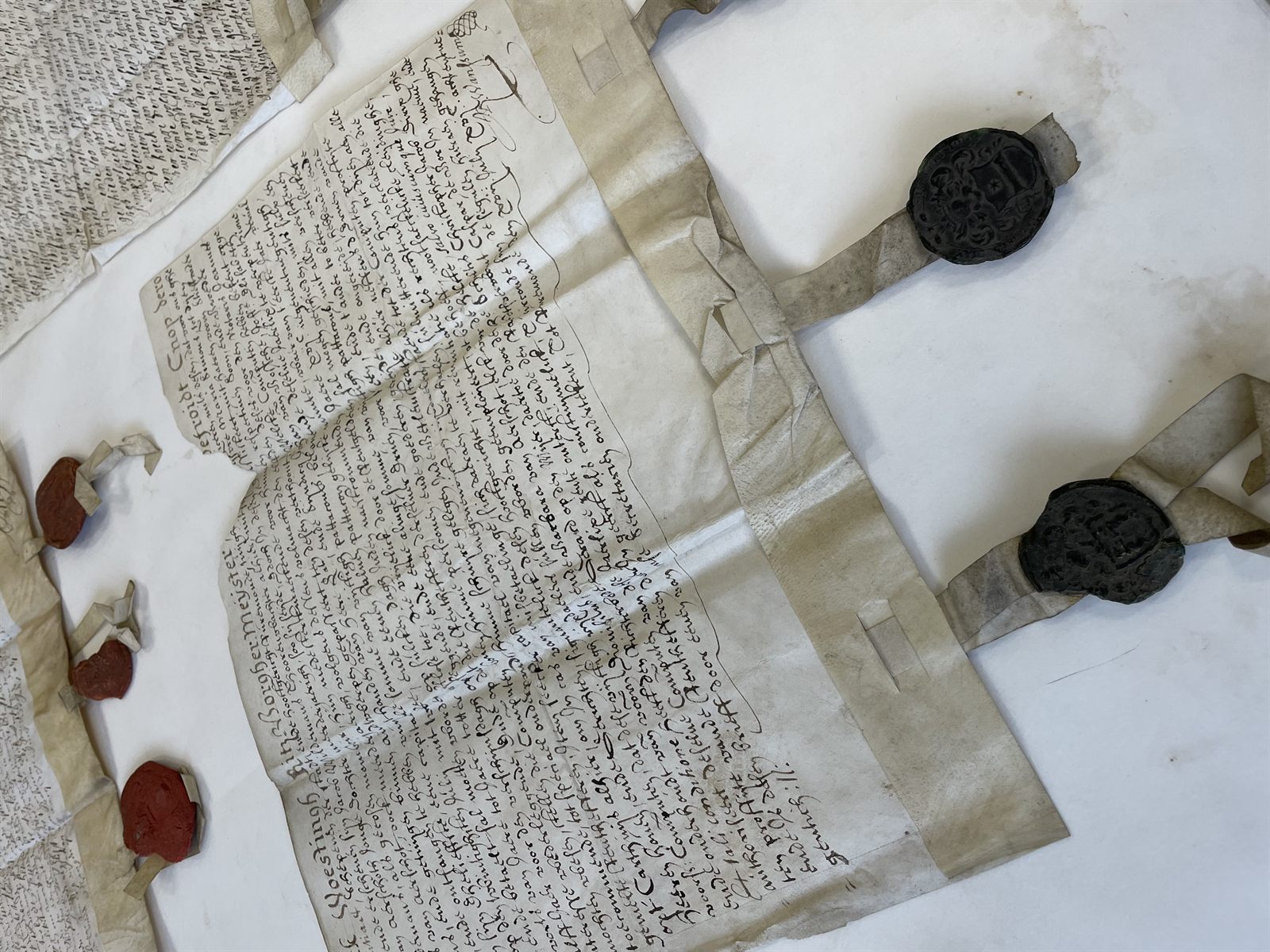 Werktafel met restauratie van archiefstukken