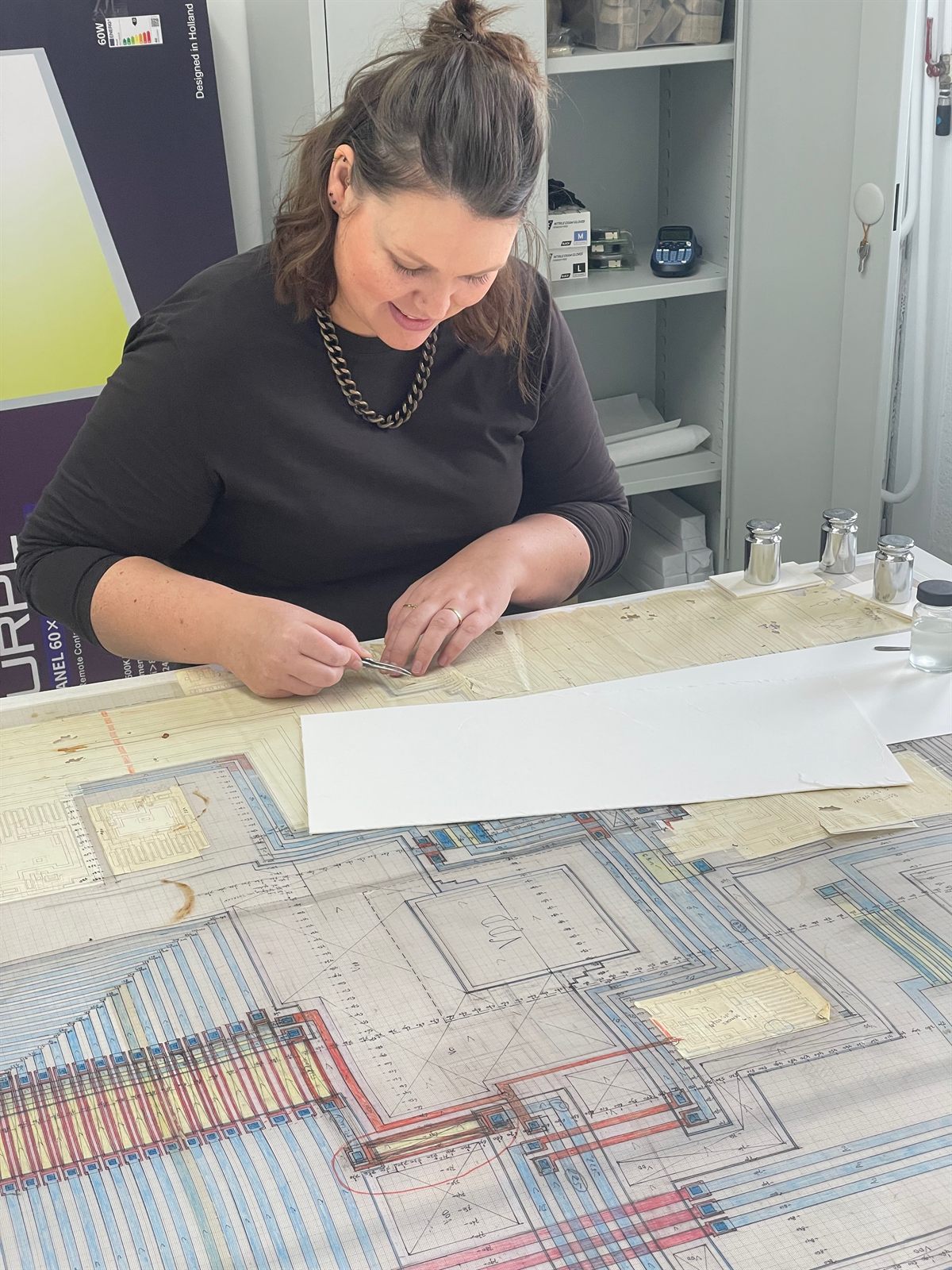 Restaurateur aan het werk met fragiele stukken